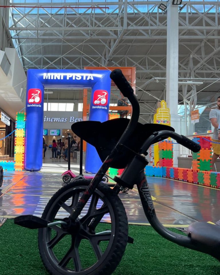 Pista para patinetes e triciclos faz a alegria da criançada no Shopping Benfica