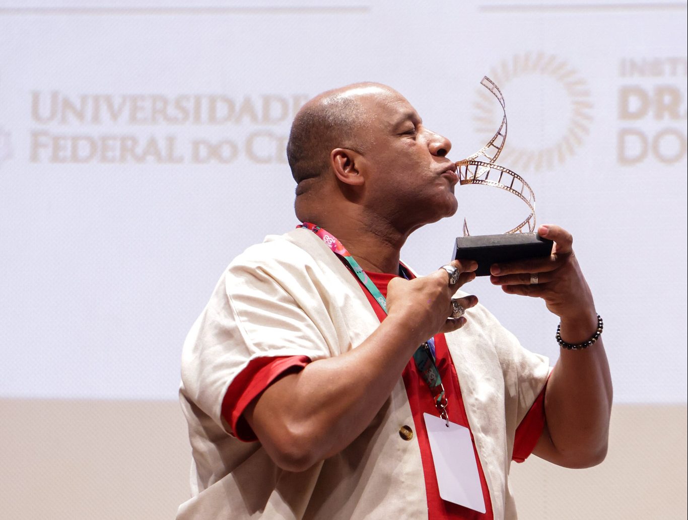 Ailton Graça recebe Troféu Eusélio Oliveira no 33º Cine Ceará