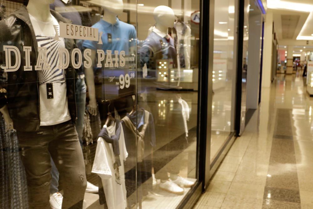 Dia dos Pais: roupas  e perfumes lideram intenção de presentes dos consumidores, indica pesquisa CNDL/SPC Brasil