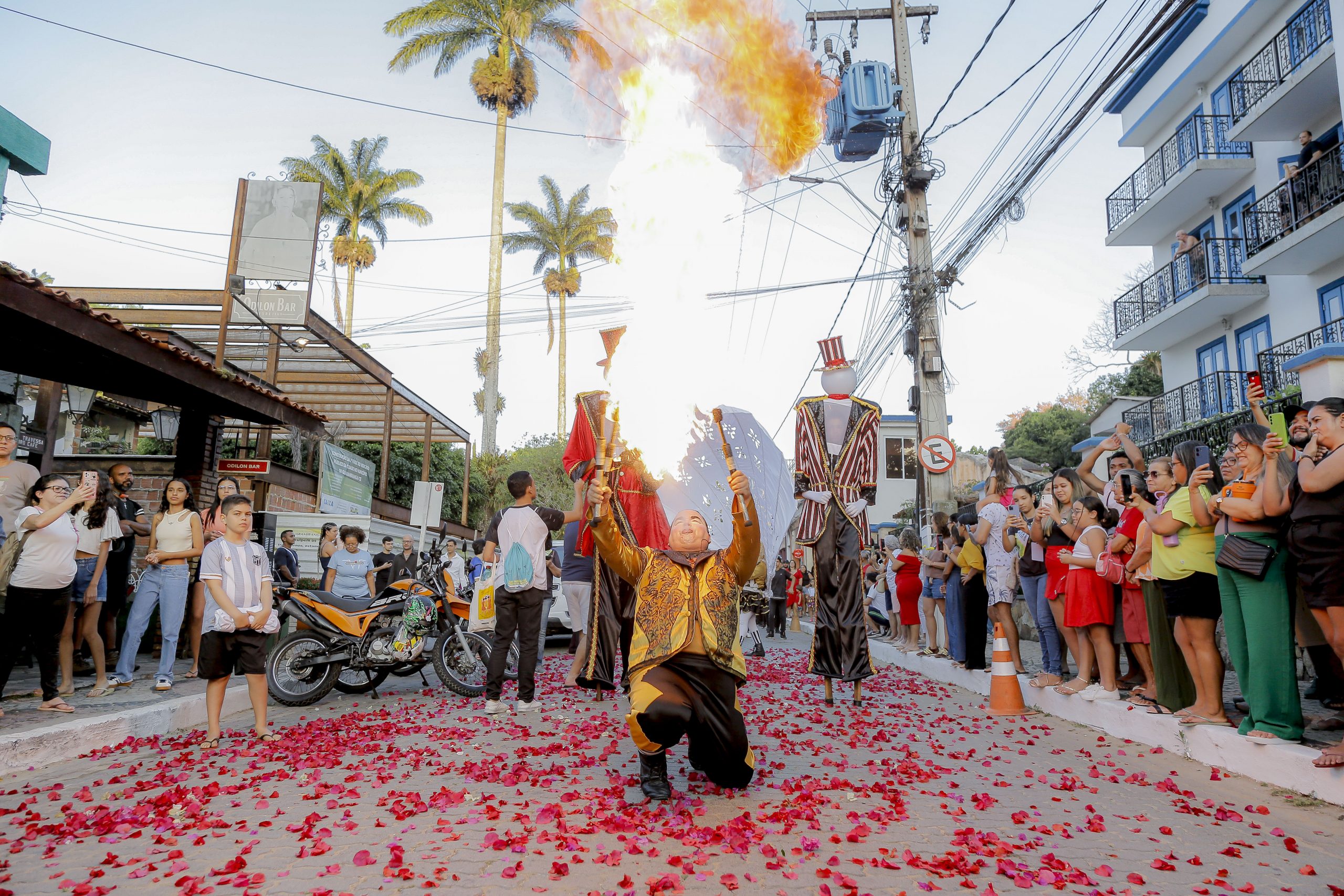 Abertura do 31º Festival Nordestino de Teatro em Guaramiranga é marcado por cortejo com artistas e espetáculos no fim 1º fim de semana