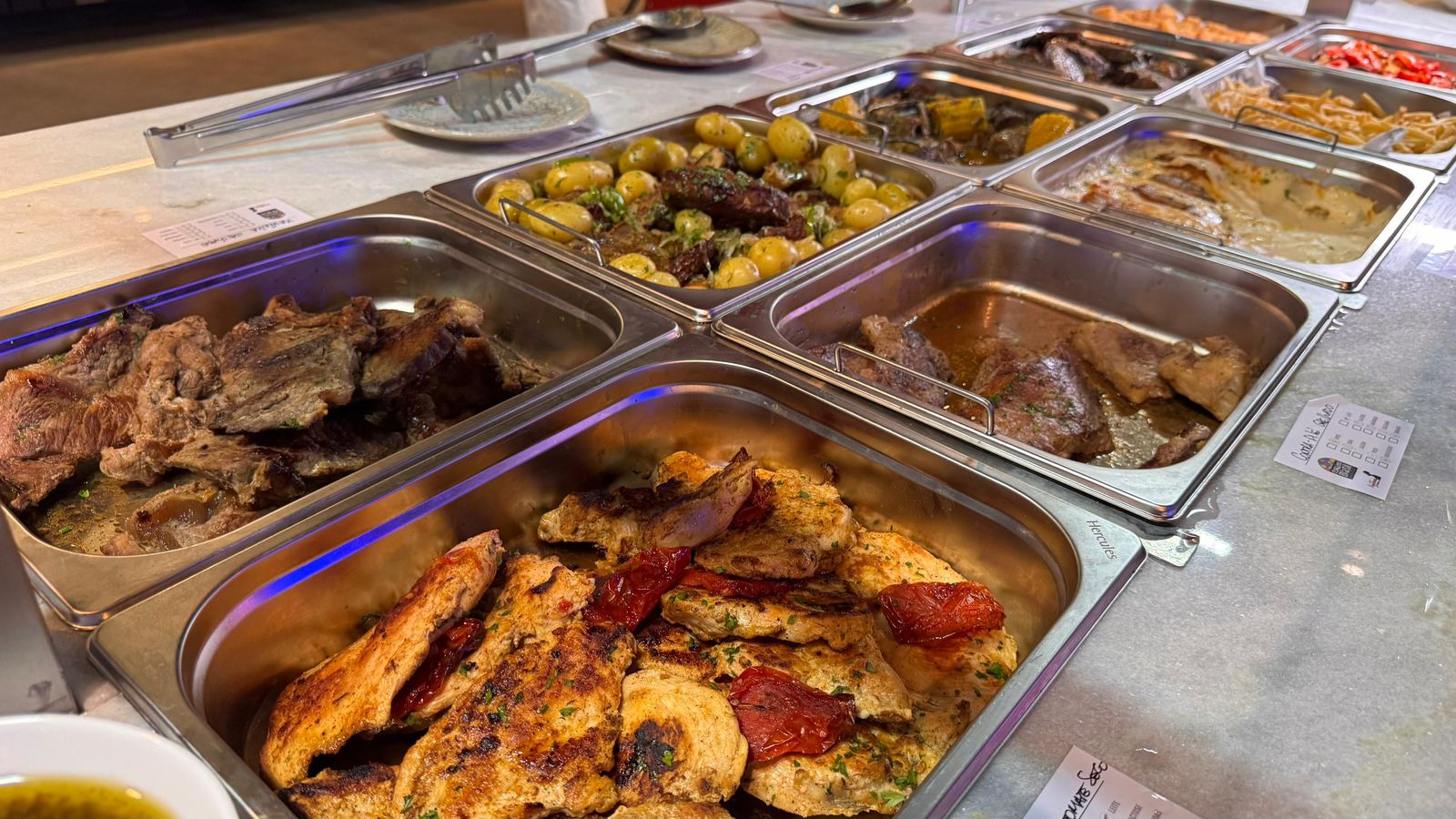 De segunda a sexta-feira, tem almoço self-service de 11h às 15h. Crédito: Marina dos Santos Pinheiro
