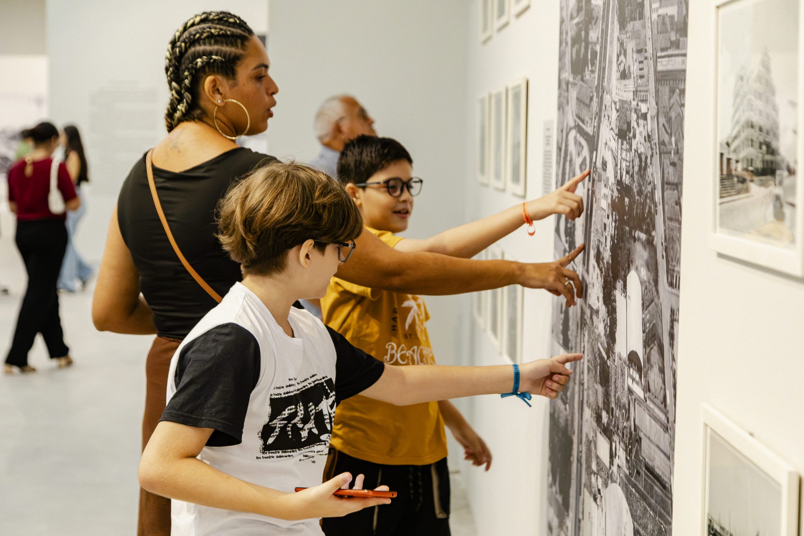 Público durante a abertura da exposição “Fortaleza por Otacílio de Azevedo e Nirez”, realizada em dia 14 de julho. Crédito: Jorge Silvestre