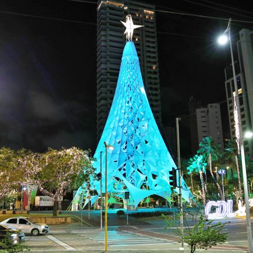 Árvores do Ceará Natal de Luz ganham temática de vela em alusão às tradicionais jangadas cearenses