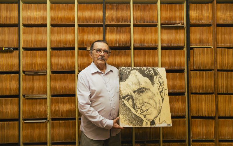 Nirez segurando retrato de Otacílio de Azevedo desenhado por Maria Consuelo. Crédito: Jorge Silvestre
