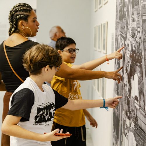 Público durante a abertura da exposição “Fortaleza por Otacílio de Azevedo e Nirez”, realizada em dia 14 de julho. Crédito: Jorge Silvestre