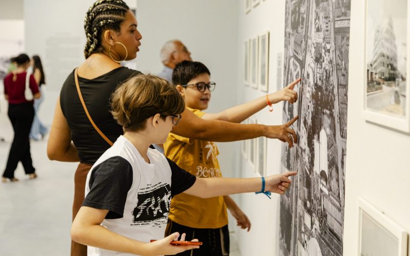Público durante a abertura da exposição “Fortaleza por Otacílio de Azevedo e Nirez”, realizada em dia 14 de julho. Crédito: Jorge Silvestre