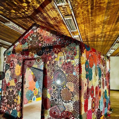 A Casa de Todos, de Leila Alberti, chega à CAIXA Cultural Fortaleza