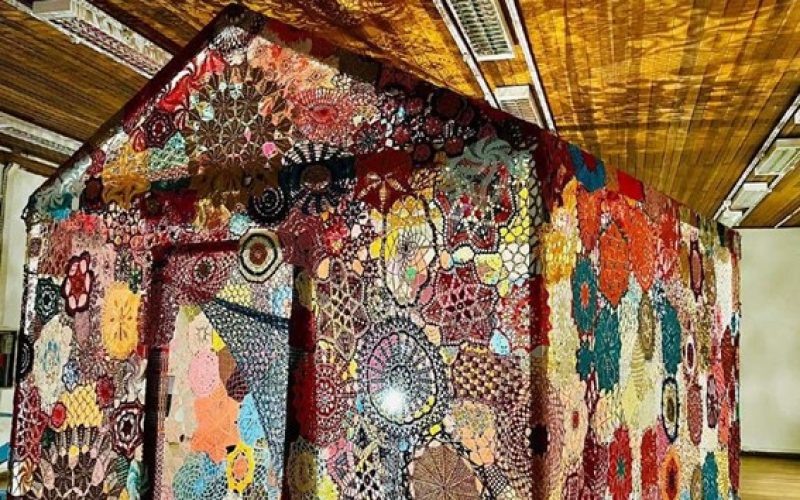 A Casa de Todos, de Leila Alberti, chega à CAIXA Cultural Fortaleza