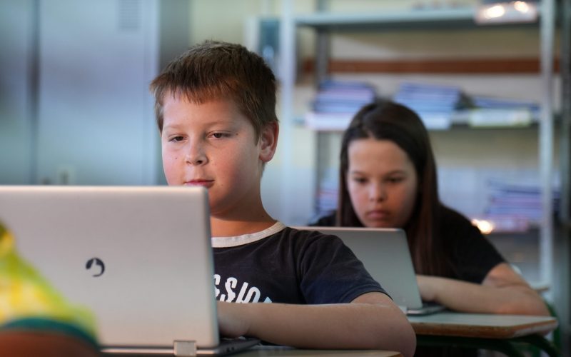 Internet reduz desigualdades e transforma realidades em escolas públicas