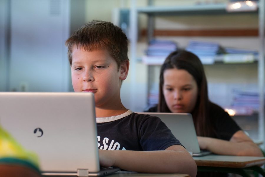 Internet reduz desigualdades e transforma realidades em escolas públicas