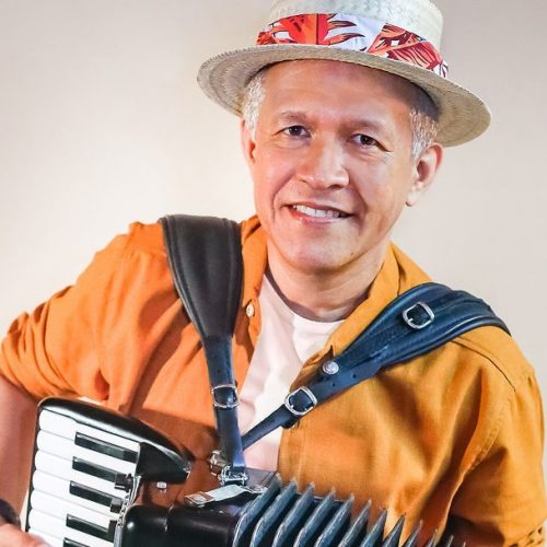 Cantor, instrumentista e arranjador Adelson Viana comemora 35 anos de carreira e lança o estilo forró praieiro