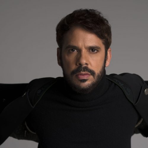CAIXA CULTURAL FORTALEZA APRESENTA SHOW DE ALMÉRIO EM CONCERTO DEDICADO À OBRA DE CAZUZA Espetáculo mostra força cênica e nordestinidade do cantor pernambucano e as canções atemporais de Cazuza Cantor pernambucano Almério / Foto: Ana Stewart A CAIXA Cultural Fortaleza apresenta, de 25 a 28 de abril, Tudo é Amor - Almério canta Cazuza, show do cantor pernambucano Almério, dedicado à obra de Cazuza. De caráter vibrante e afirmativo, a apresentação revive a obra do compositor carioca para as novas gerações, transpondo para o palco o universo do disco homônimo, lançado em 2021 pelo artista. Os ingressos para o show, que conta com patrocínio da CAIXA e do Governo Federal, estarão à venda a partir do meio-dia de hoje, dia 19 de abril, na bilheteria do espaço. Nome de destaque da nova cena musical pernambucana, Almério tem no currículo o Prêmio da Música Brasileira, o Prêmio Grão de Música e uma indicação ao Grammy Latino. No show que acontecerá na CAIXA Cultural, o público poderá presenciar a conexão entre a força cênica e nordestinidade de Almério e as canções atemporais de Cazuza, algumas mais atuais do que nunca, como frisa o cantor. “Eu sempre peço permissão a Cazuza para cantar. Ele me influenciou e eu sempre cantei Cazuza na minha época de cantor de bar. Tenho esse imenso desafio de estar próximo dele, mas também manter a distância para dar a minha energia. E cantando essa poesia que parece até premonitória de tão atual”, destaca Almério. No palco, acompanhado por Juliano Holanda (guitarra), Rapha B (bateria), Guga Fonseca (teclado) e Roger Victor (contrabaixo), Almério interpreta hits como “O Nosso Amor a Gente Inventa”, “Minha Flor, Meu Bebê” e “Brasil”, presentes no disco. O álbum que originou o show foi idealizado pela empresária Ione Costa, amiga de Almério, que o convidou a gravar durante a pandemia. O intérprete dá voz a outros sucessos de Cazuza, caso de “Pro Dia Nascer Feliz” e “Exagerado”. Marcus Preto, diretor artístico do show, frisa que a ideia de celebração passa por toda a apresentação, que está dividida em alguns blocos de canções. A surpresa fica por conta de “Luz Negra” (Nelson Cavaquinho) e “Eclipse Oculto” (Caetano Veloso), composições que Cazuza gravou e gostava de cantar, mas que não levam a sua assinatura. Sobre o artista: Nascido em 1980 na cidade de Altinho, no Agreste de Pernambuco, Almério teve o primeiro contato com a obra de Cazuza em 1993, quando o irmão comprou - em Caruaru - um CD com a coletânea do artista carioca, embora não tivesse onde ouvi-lo, pois não tinha aparelho para reprodução em casa. “Eu ficava lendo e relendo o encarte com as letras, imaginando a força dele. Dois anos depois consegui comprar um discman. A música do Cazuza veio me beijar e me salvar”, diz o cantor. Em 2003, Almério mudou-se para Caruaru e deu início a sua carreira como cantor e ator. Lançou em 2014, de forma independente, seu primeiro CD, que leva seu nome. O segundo, “Desempena”, entrou nas plataformas três anos depois. Em 2019, lançou com Mariene de Castro o CD “Acaso Casa”, gravado ao vivo. Depois de “Tudo é Amor – Almério canta Cazuza”, de 2021, o artista lançou em 2022 o álbum “Almério e Martins”, em parceria com o músico Thiago Emanoel Martins do Nascimento, que também é destaque da nova cena pernambucana. SERVIÇO: [Música] Tudo é Amor – Almério canta Cazuza Local: CAIXA Cultural Fortaleza Endereço: Av. Pessoa Anta, 287 – Praia de Iracema Datas: 25 a 28 de abril de 2024. Sessão do dia 27 com acessibilidade em Libras. Sessões de 26 e 27 terão bate-papo após apresentações. Horários: quinta, sexta e sábado, às 20h; domingo, às 19h Ingressos: R$ 30 (inteira) e R$ 15 (meia – clientes CAIXA e casos previstos em lei) | Vendas na bilheteria da CAIXA Cultural, a partir do meio-dia de hoje, dia 19 de abril Funcionamento da bilheteria: de terça a sábado, das 10 às 20 horas, e domingos e feriados, das 10h às 19h Classificação: Livre Informações: (85) 3453-2770 / Site CAIXA Cultural / @caixaculturalfortaleza Acesso para pessoas com deficiência Patrocínio: CAIXA e Governo Federal 19/04/2024 Assessoria de Imprensa da CAIXA (85) 3924-5960 | (81) 3323-6588 / 3323-6590 CAIXA Notícias | CAIXA Cultural | imprensa.nordeste@caixa.gov.br CAIXA CULTURAL FORTALEZA APRESENTA SHOW DE ALMÉRIO EM CONCERTO DEDICADO À OBRA DE CAZUZA Espetáculo mostra força cênica e nordestinidade do cantor pernambucano e as canções atemporais de Cazuza Cantor pernambucano Almério / Foto: Ana Stewart A CAIXA Cultural Fortaleza apresenta, de 25 a 28 de abril, Tudo é Amor - Almério canta Cazuza, show do cantor pernambucano Almério, dedicado à obra de Cazuza. De caráter vibrante e afirmativo, a apresentação revive a obra do compositor carioca para as novas gerações, transpondo para o palco o universo do disco homônimo, lançado em 2021 pelo artista. Os ingressos para o show, que conta com patrocínio da CAIXA e do Governo Federal, estarão à venda a partir do meio-dia de hoje, dia 19 de abril, na bilheteria do espaço. Nome de destaque da nova cena musical pernambucana, Almério tem no currículo o Prêmio da Música Brasileira, o Prêmio Grão de Música e uma indicação ao Grammy Latino. No show que acontecerá na CAIXA Cultural, o público poderá presenciar a conexão entre a força cênica e nordestinidade de Almério e as canções atemporais de Cazuza, algumas mais atuais do que nunca, como frisa o cantor. “Eu sempre peço permissão a Cazuza para cantar. Ele me influenciou e eu sempre cantei Cazuza na minha época de cantor de bar. Tenho esse imenso desafio de estar próximo dele, mas também manter a distância para dar a minha energia. E cantando essa poesia que parece até premonitória de tão atual”, destaca Almério. No palco, acompanhado por Juliano Holanda (guitarra), Rapha B (bateria), Guga Fonseca (teclado) e Roger Victor (contrabaixo), Almério interpreta hits como “O Nosso Amor a Gente Inventa”, “Minha Flor, Meu Bebê” e “Brasil”, presentes no disco. O álbum que originou o show foi idealizado pela empresária Ione Costa, amiga de Almério, que o convidou a gravar durante a pandemia. O intérprete dá voz a outros sucessos de Cazuza, caso de “Pro Dia Nascer Feliz” e “Exagerado”. Marcus Preto, diretor artístico do show, frisa que a ideia de celebração passa por toda a apresentação, que está dividida em alguns blocos de canções. A surpresa fica por conta de “Luz Negra” (Nelson Cavaquinho) e “Eclipse Oculto” (Caetano Veloso), composições que Cazuza gravou e gostava de cantar, mas que não levam a sua assinatura. Sobre o artista: Nascido em 1980 na cidade de Altinho, no Agreste de Pernambuco, Almério teve o primeiro contato com a obra de Cazuza em 1993, quando o irmão comprou - em Caruaru - um CD com a coletânea do artista carioca, embora não tivesse onde ouvi-lo, pois não tinha aparelho para reprodução em casa. “Eu ficava lendo e relendo o encarte com as letras, imaginando a força dele. Dois anos depois consegui comprar um discman. A música do Cazuza veio me beijar e me salvar”, diz o cantor. Em 2003, Almério mudou-se para Caruaru e deu início a sua carreira como cantor e ator. Lançou em 2014, de forma independente, seu primeiro CD, que leva seu nome. O segundo, “Desempena”, entrou nas plataformas três anos depois. Em 2019, lançou com Mariene de Castro o CD “Acaso Casa”, gravado ao vivo. Depois de “Tudo é Amor – Almério canta Cazuza”, de 2021, o artista lançou em 2022 o álbum “Almério e Martins”, em parceria com o músico Thiago Emanoel Martins do Nascimento, que também é destaque da nova cena pernambucana. SERVIÇO: [Música] Tudo é Amor – Almério canta Cazuza Local: CAIXA Cultural Fortaleza Endereço: Av. Pessoa Anta, 287 – Praia de Iracema Datas: 25 a 28 de abril de 2024. Sessão do dia 27 com acessibilidade em Libras. Sessões de 26 e 27 terão bate-papo após apresentações. Horários: quinta, sexta e sábado, às 20h; domingo, às 19h Ingressos: R$ 30 (inteira) e R$ 15 (meia – clientes CAIXA e casos previstos em lei) | Vendas na bilheteria da CAIXA Cultural, a partir do meio-dia de hoje, dia 19 de abril Funcionamento da bilheteria: de terça a sábado, das 10 às 20 horas, e domingos e feriados, das 10h às 19h Classificação: Livre Informações: (85) 3453-2770 / Site CAIXA Cultural / @caixaculturalfortaleza Acesso para pessoas com deficiência Patrocínio: CAIXA e Governo Federal 19/04/2024 Assessoria de Imprensa da CAIXA (85) 3924-5960 | (81) 3323-6588 / 3323-6590 CAIXA Notícias | CAIXA Cultural | imprensa.nordeste@caixa.gov.br CAIXA CULTURAL FORTALEZA APRESENTA SHOW DE ALMÉRIO EM CONCERTO DEDICADO À OBRA DE CAZUZA Espetáculo mostra força cênica e nordestinidade do cantor pernambucano e as canções atemporais de Cazuza Cantor pernambucano Almério / Foto: Ana Stewart A CAIXA Cultural Fortaleza apresenta, de 25 a 28 de abril, Tudo é Amor - Almério canta Cazuza, show do cantor pernambucano Almério, dedicado à obra de Cazuza. De caráter vibrante e afirmativo, a apresentação revive a obra do compositor carioca para as novas gerações, transpondo para o palco o universo do disco homônimo, lançado em 2021 pelo artista. Os ingressos para o show, que conta com patrocínio da CAIXA e do Governo Federal, estarão à venda a partir do meio-dia de hoje, dia 19 de abril, na bilheteria do espaço. Nome de destaque da nova cena musical pernambucana, Almério tem no currículo o Prêmio da Música Brasileira, o Prêmio Grão de Música e uma indicação ao Grammy Latino. No show que acontecerá na CAIXA Cultural, o público poderá presenciar a conexão entre a força cênica e nordestinidade de Almério e as canções atemporais de Cazuza, algumas mais atuais do que nunca, como frisa o cantor. “Eu sempre peço permissão a Cazuza para cantar. Ele me influenciou e eu sempre cantei Cazuza na minha época de cantor de bar. Tenho esse imenso desafio de estar próximo dele, mas também manter a distância para dar a minha energia. E cantando essa poesia que parece até premonitória de tão atual”, destaca Almério. No palco, acompanhado por Juliano Holanda (guitarra), Rapha B (bateria), Guga Fonseca (teclado) e Roger Victor (contrabaixo), Almério interpreta hits como “O Nosso Amor a Gente Inventa”, “Minha Flor, Meu Bebê” e “Brasil”, presentes no disco. O álbum que originou o show foi idealizado pela empresária Ione Costa, amiga de Almério, que o convidou a gravar durante a pandemia. O intérprete dá voz a outros sucessos de Cazuza, caso de “Pro Dia Nascer Feliz” e “Exagerado”. Marcus Preto, diretor artístico do show, frisa que a ideia de celebração passa por toda a apresentação, que está dividida em alguns blocos de canções. A surpresa fica por conta de “Luz Negra” (Nelson Cavaquinho) e “Eclipse Oculto” (Caetano Veloso), composições que Cazuza gravou e gostava de cantar, mas que não levam a sua assinatura. Sobre o artista: Nascido em 1980 na cidade de Altinho, no Agreste de Pernambuco, Almério teve o primeiro contato com a obra de Cazuza em 1993, quando o irmão comprou - em Caruaru - um CD com a coletânea do artista carioca, embora não tivesse onde ouvi-lo, pois não tinha aparelho para reprodução em casa. “Eu ficava lendo e relendo o encarte com as letras, imaginando a força dele. Dois anos depois consegui comprar um discman. A música do Cazuza veio me beijar e me salvar”, diz o cantor. Em 2003, Almério mudou-se para Caruaru e deu início a sua carreira como cantor e ator. Lançou em 2014, de forma independente, seu primeiro CD, que leva seu nome. O segundo, “Desempena”, entrou nas plataformas três anos depois. Em 2019, lançou com Mariene de Castro o CD “Acaso Casa”, gravado ao vivo. Depois de “Tudo é Amor – Almério canta Cazuza”, de 2021, o artista lançou em 2022 o álbum “Almério e Martins”, em parceria com o músico Thiago Emanoel Martins do Nascimento, que também é destaque da nova cena pernambucana. SERVIÇO: [Música] Tudo é Amor – Almério canta Cazuza Local: CAIXA Cultural Fortaleza Endereço: Av. Pessoa Anta, 287 – Praia de Iracema Datas: 25 a 28 de abril de 2024. Sessão do dia 27 com acessibilidade em Libras. Sessões de 26 e 27 terão bate-papo após apresentações. Horários: quinta, sexta e sábado, às 20h; domingo, às 19h Ingressos: R$ 30 (inteira) e R$ 15 (meia – clientes CAIXA e casos previstos em lei) | Vendas na bilheteria da CAIXA Cultural, a partir do meio-dia de hoje, dia 19 de abril Funcionamento da bilheteria: de terça a sábado, das 10 às 20 horas, e domingos e feriados, das 10h às 19h Classificação: Livre Informações: (85) 3453-2770 / Site CAIXA Cultural / @caixaculturalfortaleza Acesso para pessoas com deficiência Patrocínio: CAIXA e Governo Federal 19/04/2024 Assessoria de Imprensa da CAIXA (85) 3924-5960 | (81) 3323-6588 / 3323-6590 CAIXA Notícias | CAIXA Cultural | imprensa.nordeste@caixa.gov.br CAIXA CULTURAL FORTALEZA APRESENTA SHOW DE ALMÉRIO EM CONCERTO DEDICADO À OBRA DE CAZUZA Espetáculo mostra força cênica e nordestinidade do cantor pernambucano e as canções atemporais de Cazuza Cantor pernambucano Almério / Foto: Ana Stewart A CAIXA Cultural Fortaleza apresenta, de 25 a 28 de abril, Tudo é Amor - Almério canta Cazuza, show do cantor pernambucano Almério, dedicado à obra de Cazuza. De caráter vibrante e afirmativo, a apresentação revive a obra do compositor carioca para as novas gerações, transpondo para o palco o universo do disco homônimo, lançado em 2021 pelo artista. Os ingressos para o show, que conta com patrocínio da CAIXA e do Governo Federal, estarão à venda a partir do meio-dia de hoje, dia 19 de abril, na bilheteria do espaço. Nome de destaque da nova cena musical pernambucana, Almério tem no currículo o Prêmio da Música Brasileira, o Prêmio Grão de Música e uma indicação ao Grammy Latino. No show que acontecerá na CAIXA Cultural, o público poderá presenciar a conexão entre a força cênica e nordestinidade de Almério e as canções atemporais de Cazuza, algumas mais atuais do que nunca, como frisa o cantor. “Eu sempre peço permissão a Cazuza para cantar. Ele me influenciou e eu sempre cantei Cazuza na minha época de cantor de bar. Tenho esse imenso desafio de estar próximo dele, mas também manter a distância para dar a minha energia. E cantando essa poesia que parece até premonitória de tão atual”, destaca Almério. No palco, acompanhado por Juliano Holanda (guitarra), Rapha B (bateria), Guga Fonseca (teclado) e Roger Victor (contrabaixo), Almério interpreta hits como “O Nosso Amor a Gente Inventa”, “Minha Flor, Meu Bebê” e “Brasil”, presentes no disco. O álbum que originou o show foi idealizado pela empresária Ione Costa, amiga de Almério, que o convidou a gravar durante a pandemia. O intérprete dá voz a outros sucessos de Cazuza, caso de “Pro Dia Nascer Feliz” e “Exagerado”. Marcus Preto, diretor artístico do show, frisa que a ideia de celebração passa por toda a apresentação, que está dividida em alguns blocos de canções. A surpresa fica por conta de “Luz Negra” (Nelson Cavaquinho) e “Eclipse Oculto” (Caetano Veloso), composições que Cazuza gravou e gostava de cantar, mas que não levam a sua assinatura. Sobre o artista: Nascido em 1980 na cidade de Altinho, no Agreste de Pernambuco, Almério teve o primeiro contato com a obra de Cazuza em 1993, quando o irmão comprou - em Caruaru - um CD com a coletânea do artista carioca, embora não tivesse onde ouvi-lo, pois não tinha aparelho para reprodução em casa. “Eu ficava lendo e relendo o encarte com as letras, imaginando a força dele. Dois anos depois consegui comprar um discman. A música do Cazuza veio me beijar e me salvar”, diz o cantor. Em 2003, Almério mudou-se para Caruaru e deu início a sua carreira como cantor e ator. Lançou em 2014, de forma independente, seu primeiro CD, que leva seu nome. O segundo, “Desempena”, entrou nas plataformas três anos depois. Em 2019, lançou com Mariene de Castro o CD “Acaso Casa”, gravado ao vivo. Depois de “Tudo é Amor – Almério canta Cazuza”, de 2021, o artista lançou em 2022 o álbum “Almério e Martins”, em parceria com o músico Thiago Emanoel Martins do Nascimento, que também é destaque da nova cena pernambucana. SERVIÇO: [Música] Tudo é Amor – Almério canta Cazuza Local: CAIXA Cultural Fortaleza Endereço: Av. Pessoa Anta, 287 – Praia de Iracema Datas: 25 a 28 de abril de 2024. Sessão do dia 27 com acessibilidade em Libras. Sessões de 26 e 27 terão bate-papo após apresentações. Horários: quinta, sexta e sábado, às 20h; domingo, às 19h Ingressos: R$ 30 (inteira) e R$ 15 (meia – clientes CAIXA e casos previstos em lei) | Vendas na bilheteria da CAIXA Cultural, a partir do meio-dia de hoje, dia 19 de abril Funcionamento da bilheteria: de terça a sábado, das 10 às 20 horas, e domingos e feriados, das 10h às 19h Classificação: Livre Informações: (85) 3453-2770 / Site CAIXA Cultural / @caixaculturalfortaleza Acesso para pessoas com deficiência Patrocínio: CAIXA e Governo Federal 19/04/2024 Assessoria de Imprensa da CAIXA (85) 3924-5960 | (81) 3323-6588 / 3323-6590 CAIXA Notícias | CAIXA Cultural | imprensa.nordeste@caixa.gov.br Cantor pernambucano Almério