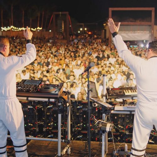 Duo BRBeats em sua apresentação no Soul Jeri, em Jericoacoara, o maior Réveillon de praia do Brasil / Créditos: Divulgação