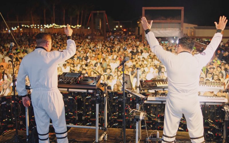 Duo BRBeats em sua apresentação no Soul Jeri, em Jericoacoara, o maior Réveillon de praia do Brasil / Créditos: Divulgação