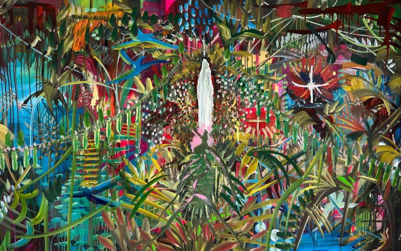 A exposição “Amazônicas: Poéticas Femininas” entra em sua reta final na CAIXA Cultural Fortaleza. A mostra, que reúne cerca de 80 obras de 21 artistas mulheres da região Norte do país, poderá ser visitada gratuitamente até dia 24 de maio. A visitação acontece de terça a sábado, das 10h às 20h, e domingos e feriados, das 10h às 19h. A entrada é gratuita e a classificação é livre. Com patrocínio exclusivo da Petrobras, apresentação do Ministério da Cultura e produção do Museu das Mulheres (Museu DAS), a exposição ocupa a galeria da CAIXA Cultural desde março e propõe um panorama da produção artística feminina amazônica contemporânea, reunindo pinturas, esculturas, gravuras, fotografias, performances, arte digital, videoarte e obras híbridas. Com Direção Artística e Curadoria de Sissa Aneleh, “Amazônicas: Poéticas Femininas” apresenta trabalhos de artistas do Pará, Amazonas, Acre, Ilha do Marajó e das etnias indígenas Huni Kuin e Kokama. Entre os temas abordados estão identidade, ancestralidade, território, corpo feminino, ativismo, memória e arte indígena contemporânea. A mostra também conta com uma experiência imersiva no “Espaço Petrobras Amazônicas”, ambiente com sala expositiva no metaverso no qual o público pode realizar uma visita virtual em 360 graus, com uso de óculos 3D, avatares e recursos de realidade expandida. Após temporada em Belém e passagem por Fortaleza, a circulação nacional da exposição seguirá ainda este ano para Brasília e Rio de Janeiro.