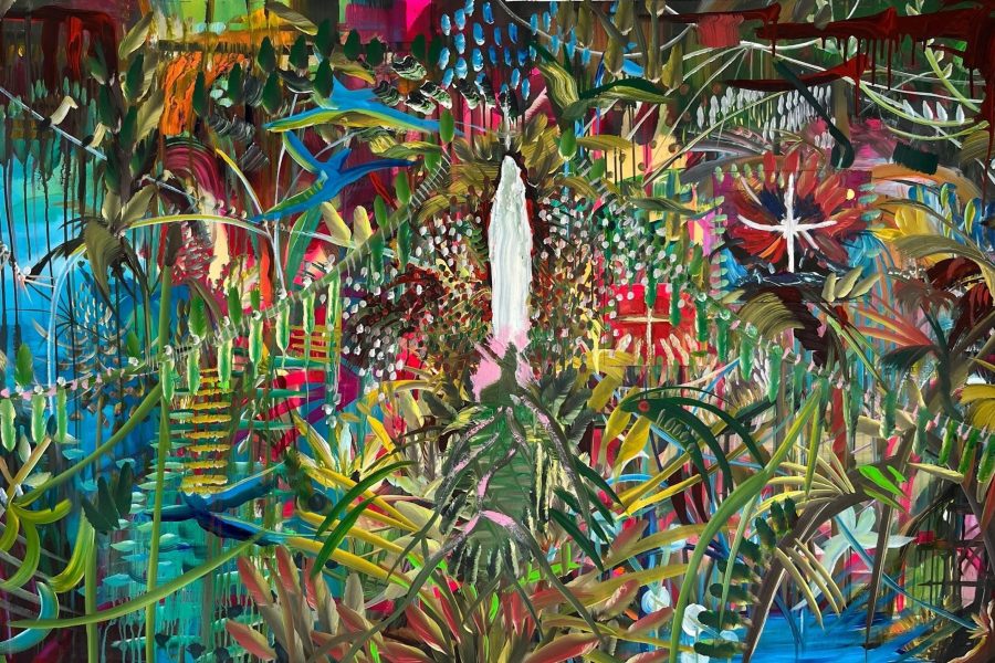 A exposição “Amazônicas: Poéticas Femininas” entra em sua reta final na CAIXA Cultural Fortaleza. A mostra, que reúne cerca de 80 obras de 21 artistas mulheres da região Norte do país, poderá ser visitada gratuitamente até dia 24 de maio. A visitação acontece de terça a sábado, das 10h às 20h, e domingos e feriados, das 10h às 19h. A entrada é gratuita e a classificação é livre. Com patrocínio exclusivo da Petrobras, apresentação do Ministério da Cultura e produção do Museu das Mulheres (Museu DAS), a exposição ocupa a galeria da CAIXA Cultural desde março e propõe um panorama da produção artística feminina amazônica contemporânea, reunindo pinturas, esculturas, gravuras, fotografias, performances, arte digital, videoarte e obras híbridas. Com Direção Artística e Curadoria de Sissa Aneleh, “Amazônicas: Poéticas Femininas” apresenta trabalhos de artistas do Pará, Amazonas, Acre, Ilha do Marajó e das etnias indígenas Huni Kuin e Kokama. Entre os temas abordados estão identidade, ancestralidade, território, corpo feminino, ativismo, memória e arte indígena contemporânea. A mostra também conta com uma experiência imersiva no “Espaço Petrobras Amazônicas”, ambiente com sala expositiva no metaverso no qual o público pode realizar uma visita virtual em 360 graus, com uso de óculos 3D, avatares e recursos de realidade expandida. Após temporada em Belém e passagem por Fortaleza, a circulação nacional da exposição seguirá ainda este ano para Brasília e Rio de Janeiro.