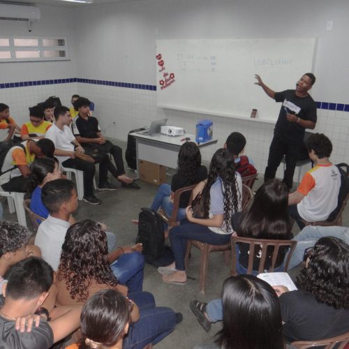 Projeto Cine Clandestino leva cinema gratuito para estudantes de escolas públicas de Fortaleza