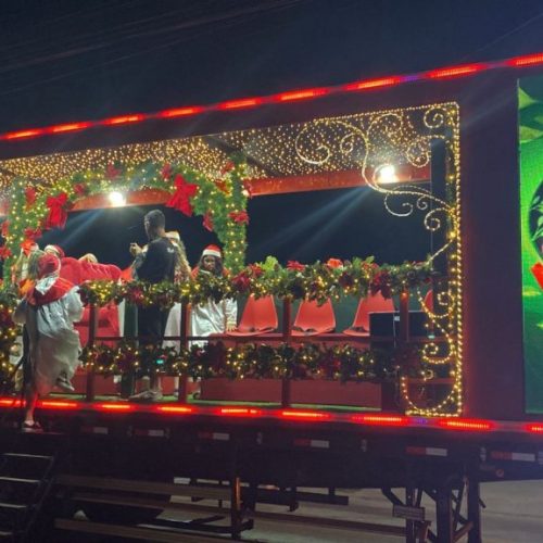 Coral Itinerante percorre bairros de Fortaleza levando a magia do Natal para perto do público