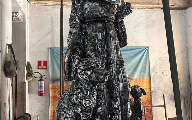 Artista Edismar Arruda inaugura escultura de São Francisco de Assis na Praia de Iracema