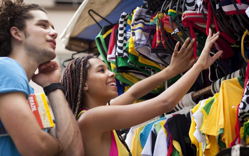 Copa do Mundo deve levar quase 100 milhões de brasileiros às compras, aponta pesquisa CNDL/SPC Brasil