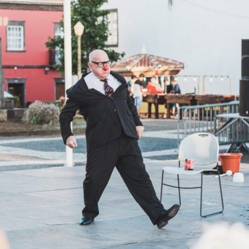 Bate-papo com o renomado artista de circo italiano Leo Bassi abre a programação da 8ª edição do Festival Internacional de Circo do Ceará