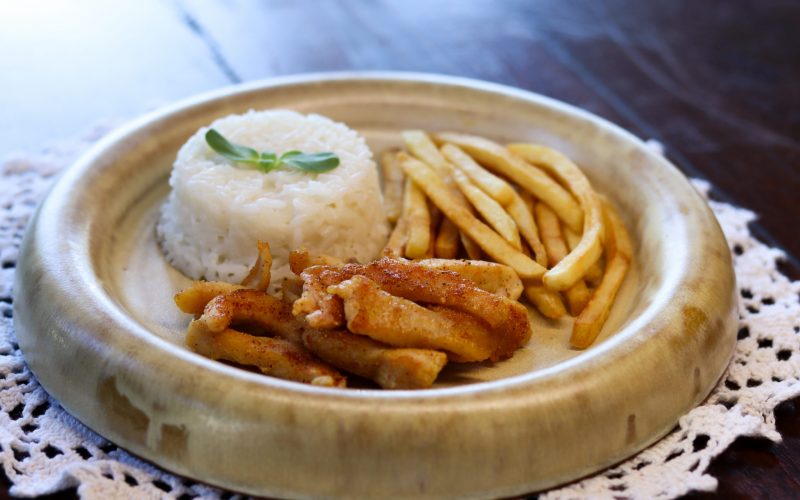 Filezinho de Frango, prato do Menu Kids | Foto: Agência LabVerso