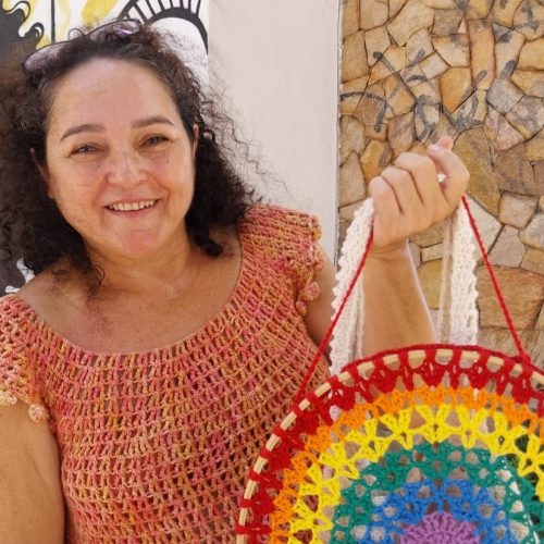 Maria Coelho, crocheteira cearense, mostra a arte do crochê em oficina gratuita na Caixa Cultural