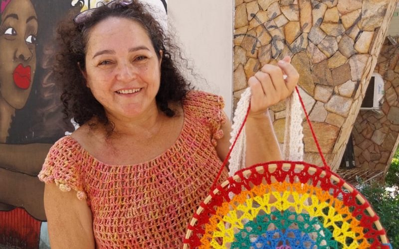 Maria Coelho, crocheteira cearense, mostra a arte do crochê em oficina gratuita na Caixa Cultural