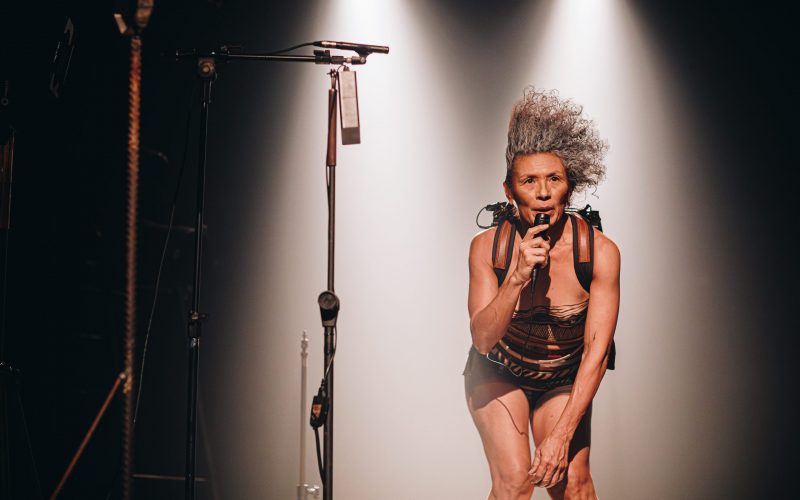 Ana Cláudia Viana apresenta “Ossos - Cena Inacabada”. Crédito: @luanatayze