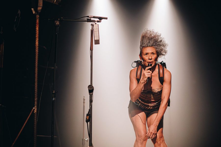 Ana Cláudia Viana apresenta “Ossos - Cena Inacabada”. Crédito: @luanatayze