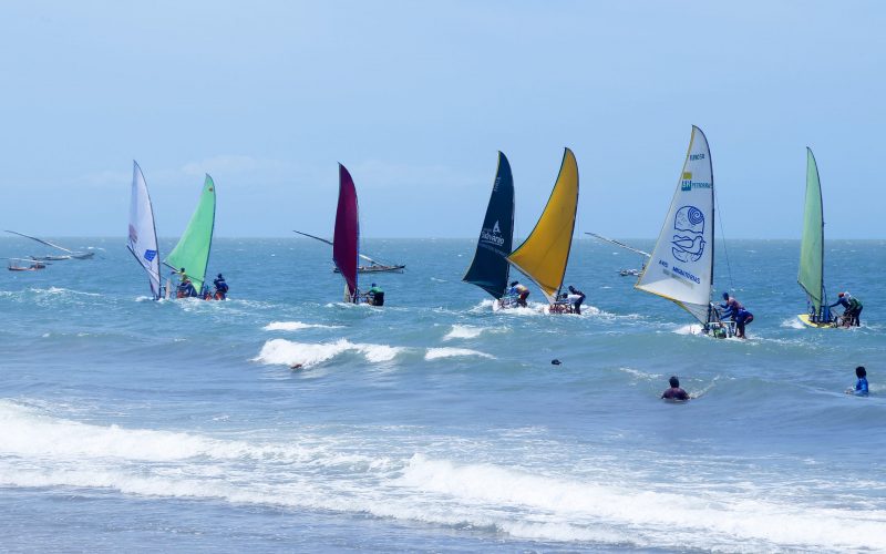 Festival da Lagosta encerra com Regata de Jangadas e shows em Icapuí