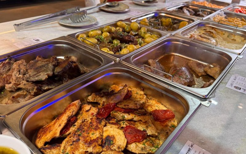 De segunda a sexta-feira, tem almoço self-service de 11h às 15h. Crédito: Marina dos Santos Pinheiro
