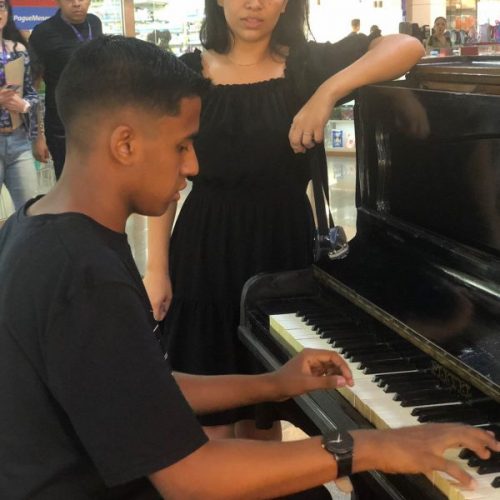 Shopping Benfica disponibiliza piano para uso do público