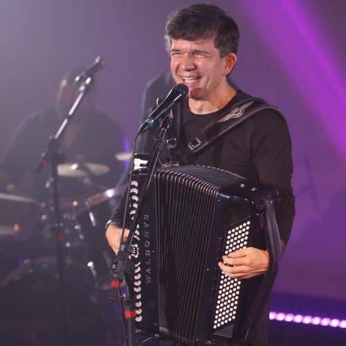 Waldonys pousa mansinho no palco do Teatro Riomar para um show intimista com muita prosa, poesia e música