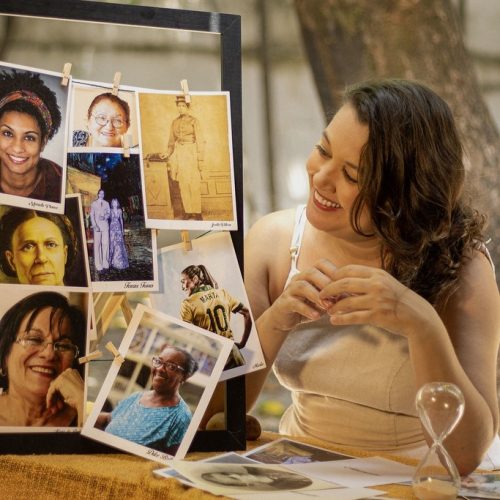 A atriz Paula Yemanjá realiza uma apresentação especial de contação de histórias, intitulado “Mnemosine: Porque a memória é feminina”